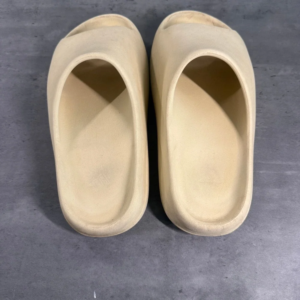 Adidas Yeezy Slide Mens 11 Desert Sand Lightweight Foam Sandal Slip On EUC